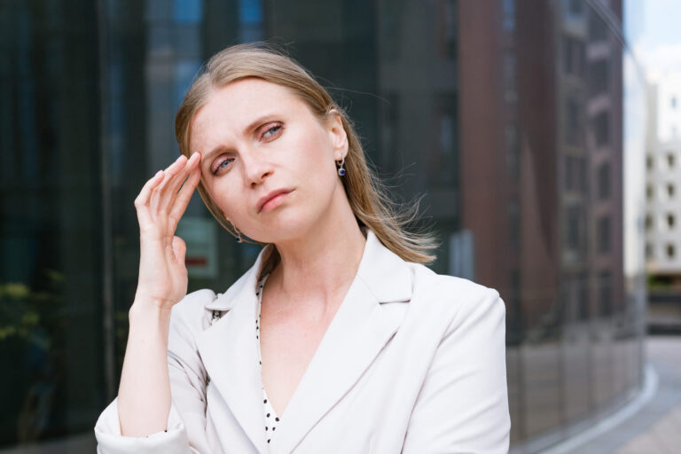 Donna bionda che soffre di mal di testa da spm.