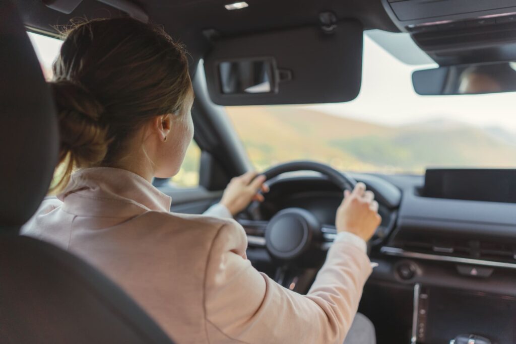 Donna al volante che prova senso di nausea.