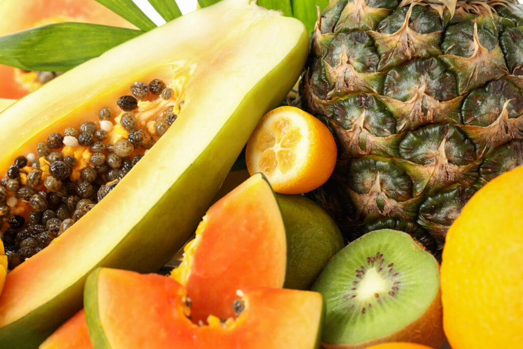 Alimenti contro la nausea: papaya, ananas, frutti esotici.