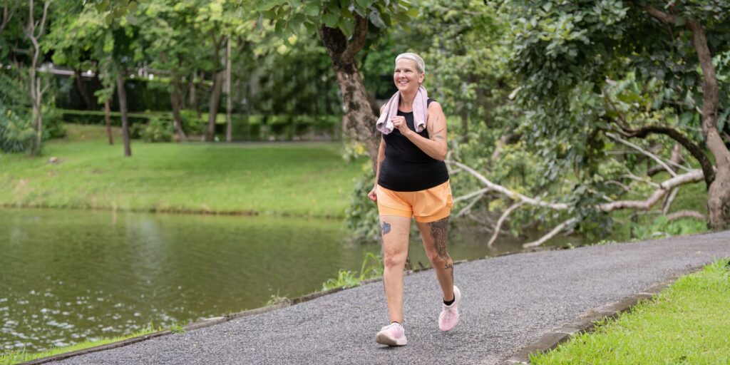 Donna con gambe gonfie che fa sport all'aperto.